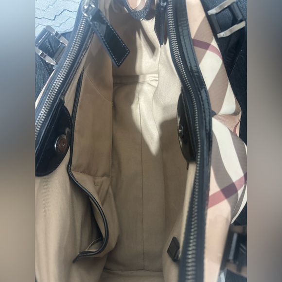 BURBERRY HANDBAG 😊😊 💯 % - Picture 11 of 16